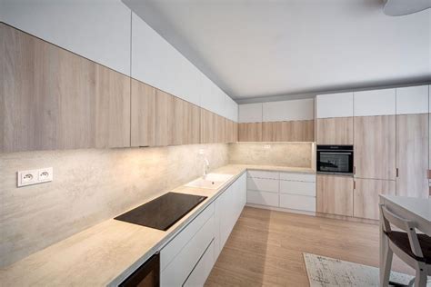 Interiér apartmánu s drevenými prvkami a krbom