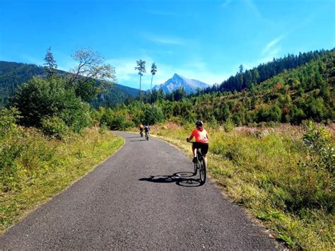 cyklisti na chodníku v Zlatníckej doline