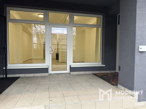 Moderný obchodný priestor s veľkými výkladmi