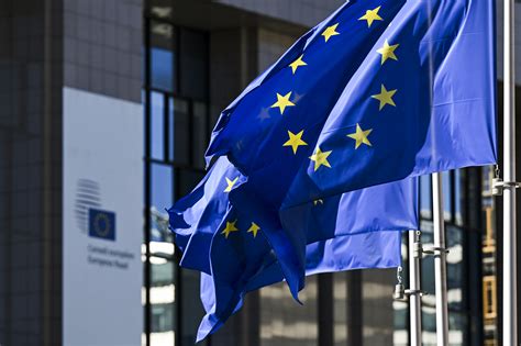 Ilustračná fotografia európskej vlajky a zdravotníckej pomoci