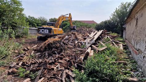 Proces drvenia stavebného odpadu v recyklačnom stredisku