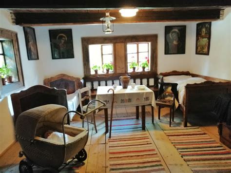 Interiér tradičnej drevenice v Múzeu oravskej dediny