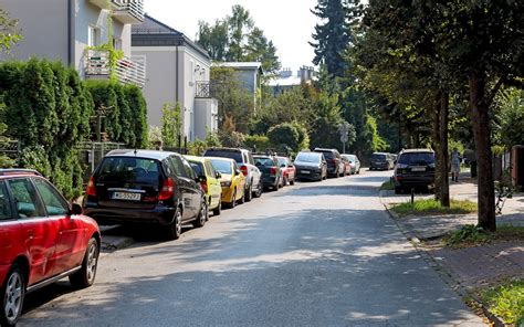 Balóniky pripevnené na nárazníkoch pri nácviku parkovania