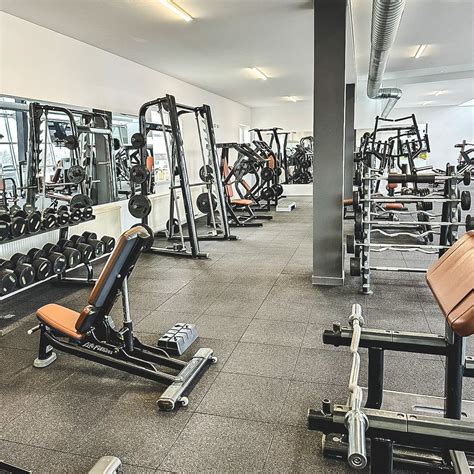 Moderné fitness centrum s rôznymi zónami