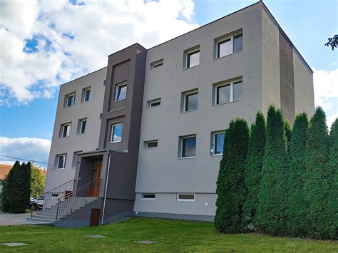 Ukážka modernej fasády zatepleného bytového domu