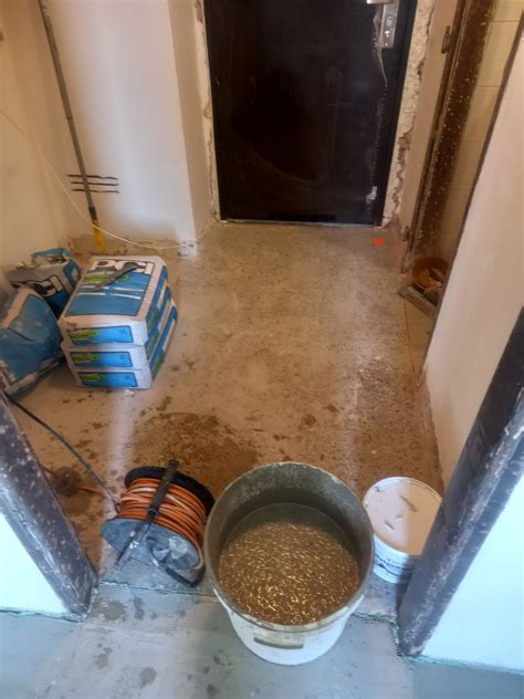 Príprava podkladu pre podlahu v chodbe