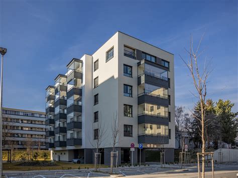 Ilustrácia znázorňujúca moderný bytový dom určený na nájomné bývanie