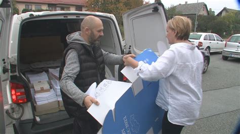 Ilustrácia volebných urn a hlasovacích lístkov