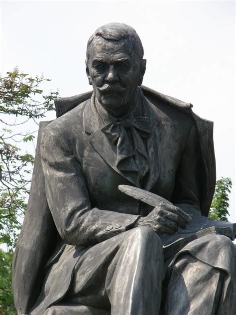 Socha Pavla Országha Hviezdoslava pred Čaplovičovou knižnicou