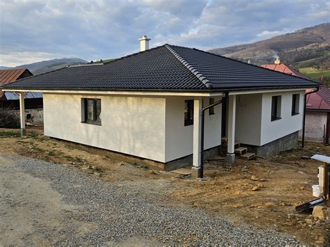 Ilustrácia rodinného domu s vyznačenými odstupovými vzdialenosťami od hranice pozemku a susednej stavby.