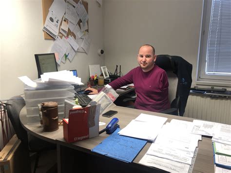 Pracovník na prestávke v kancelárii