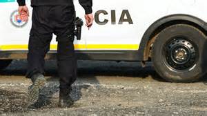 Ilustrácia dvoch ľudí, muža a ženy, ktorí sa rozprávajú a smejú.