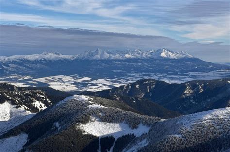 Fotografia zasnežených svahov v Krahuliach počas zimnej sezóny