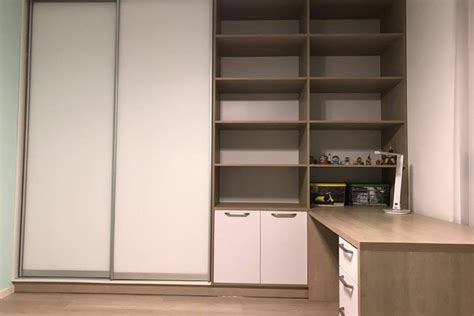 Vstavaná skriňa s integrovaným pracovným stolom
