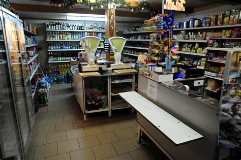 Ilustračná fotografia obchodu a lekárne v blízkosti bytového domu