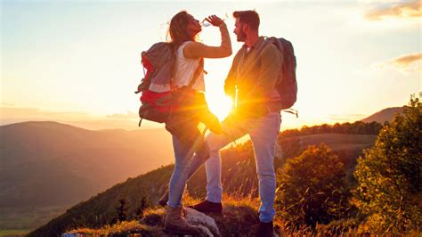 Pár na spoločnej turistike v horách