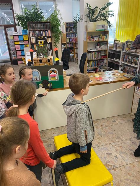 Ilustrácia mladého muža študujúceho v knižnici