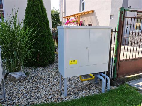 Detail uzamykateľného dvierok skrinky na plynový plynomer