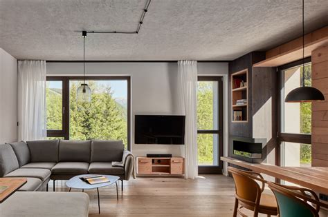 Interiér obývacej miestnosti apartmánu s pohovkou a televízorom