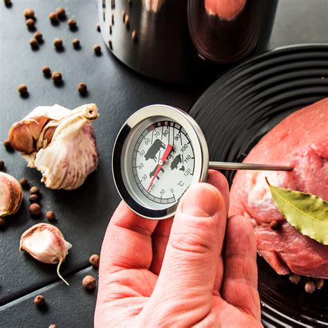 Kuchynský teplomer zapichnutý v bravčovom mäse