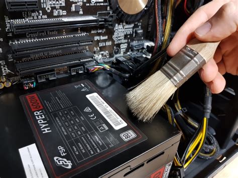 Infografika zobrazujúca postup čistenia počítača od prachu