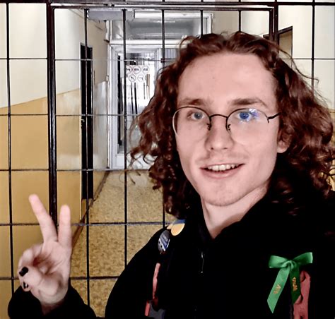 študent gymnázia pri učení biológie