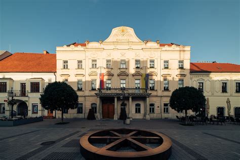 Ulica v centre Zvolena s historickými budovami