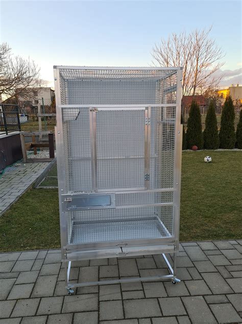 Tvar a materiál klietky pre papagája