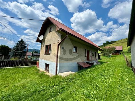 Malebná dedinka v Liptovskej Lúžnej s výhľadom na hory