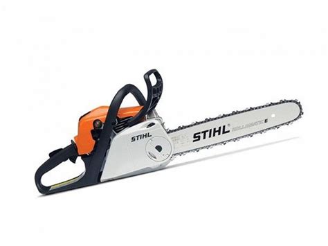 Benzínová píla pri práci