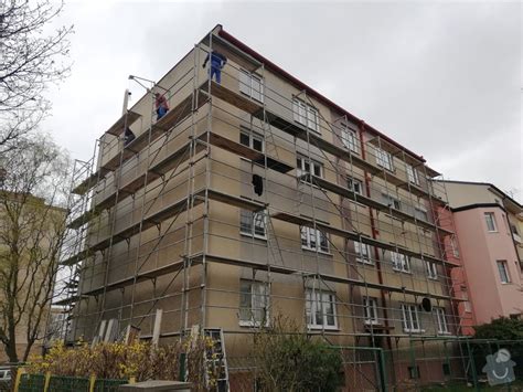 Exteriér bytového domu s naznačenou rekonštrukciou fasády