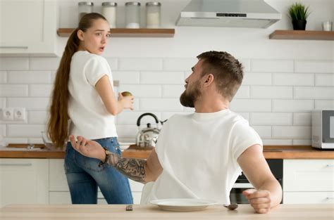 Žena a muž pri rozhovore