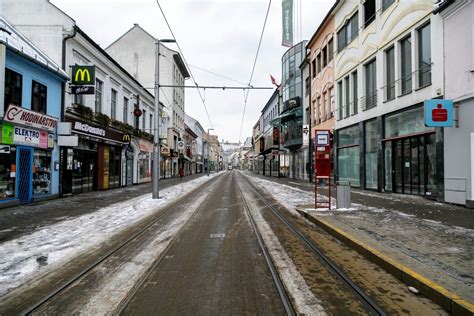 Ulica Mileticova v Bratislave s nákupným centrom Centrál