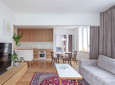 Interiér modernej kancelárie s dostatkom denného svetla