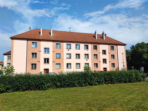 Ilustračné foto átria bytového domu so zeleňou