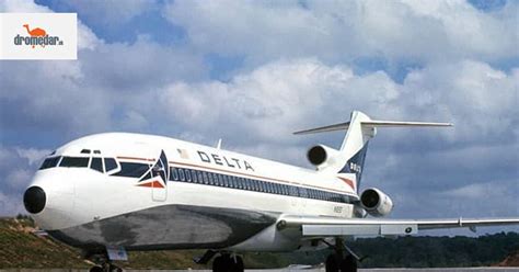 Ilustračná fotografia veľkého moderného letiska s lietadlami na dráhe