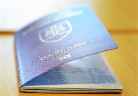 Infografika s ikonami pasov a symbolmi dátumov, znázorňujúca požiadavky na platnosť pasov pre rôzne destinácie