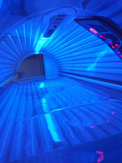 Ilustrácia UV lámp v soláriu