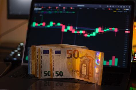 Ilustračná fotografia znázorňujúca rôzne finančné produkty ako pôžičky a hypotéky.