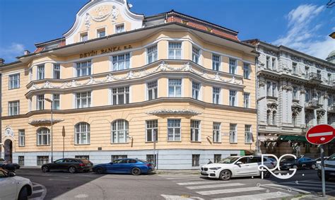 Fotografia ulice v Starom Meste s kaviarňami a obchodmi