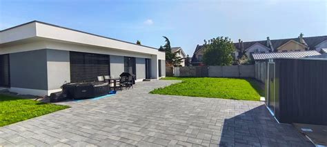 Pohľad na moderný apartmánový dom s lodžiami a balkónmi