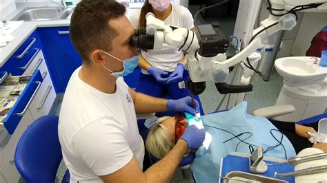 Zubný lekár aplikuje liečivú vložku do zubu