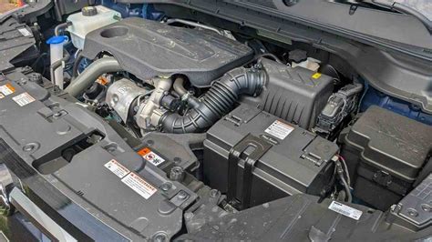 Motor auta s otvorenou kapotou počas diagnostiky