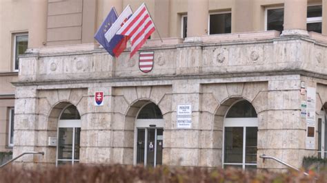 Ilustračná fotografia znázorňujúca budovu úradu s pečiatkou a dokumentami