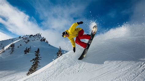 Snowboardista na zasneženom svahu