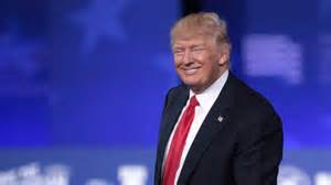 Donald Trump v obleku s dlhými nohavicami