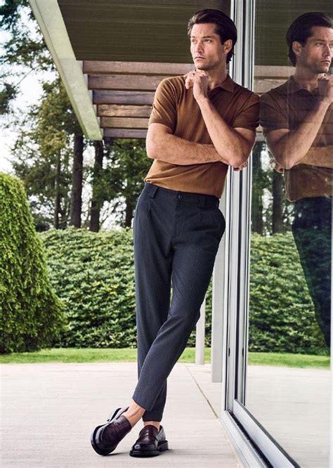 Muž v moderných skrátených nohaviciach s teniskami