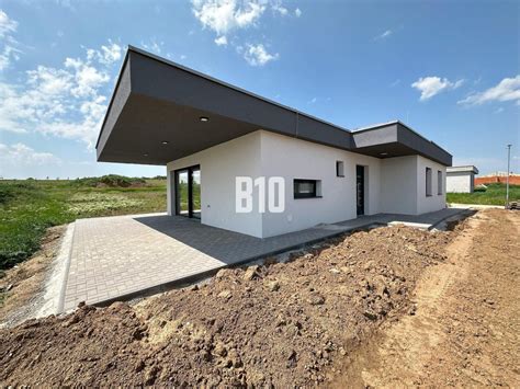 Moderný obytný dom s dobre udržiavaným vstupom a zateplenou fasádou
