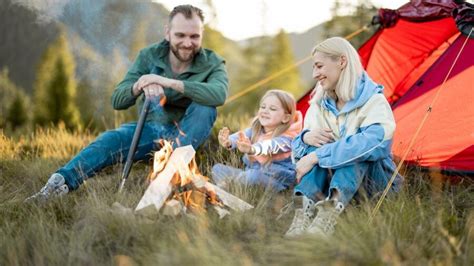 Rodina s dieťaťom v parku