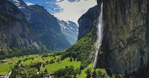 Panoráma švajčiarskych Álp s jazerom